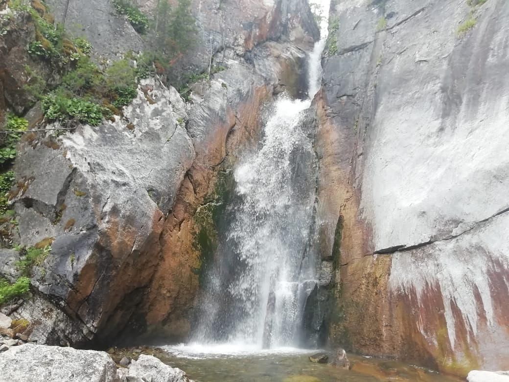 Денисова пещера и водопады на реке Шинок